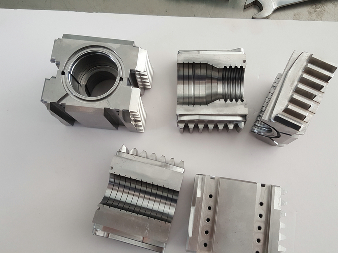 Corrugated pipe extrusion module