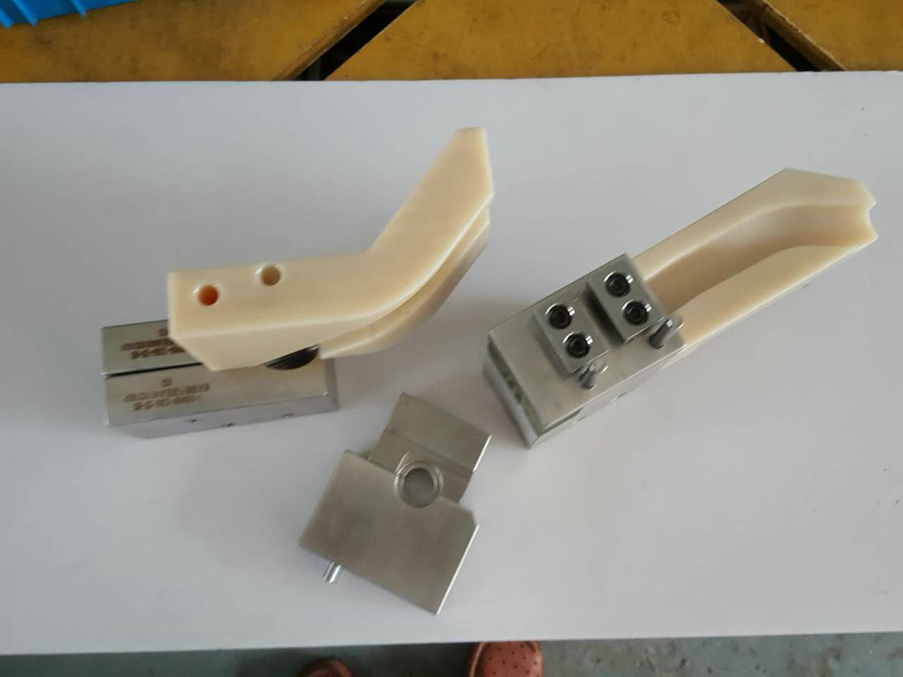 Assembly clamp block and pressure head